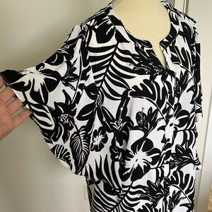 Alison Daley plus size 3X blouse. White w black floral print